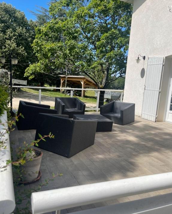 Domaine Des Peyries - Chambres Et Table D'Hotes Saint-Barthelemy-d'Agenais المظهر الخارجي الصورة